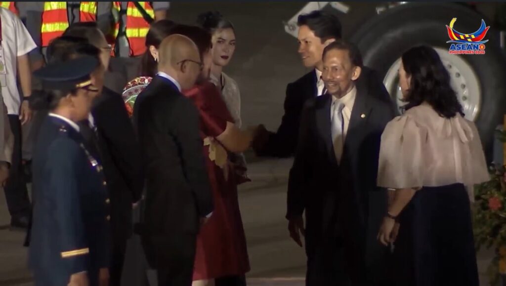 Sultan of Brunei Arrives in Cebu for ASEAN Summit